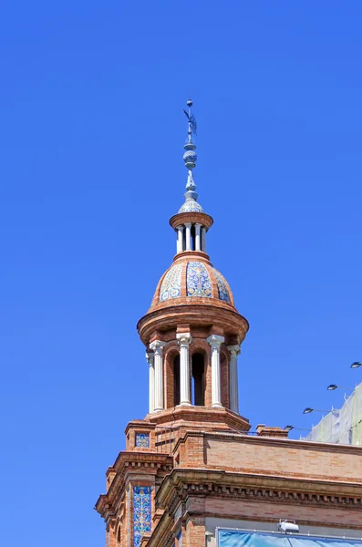 Iglesia sobre fondo azul cielo — Foto de Stock