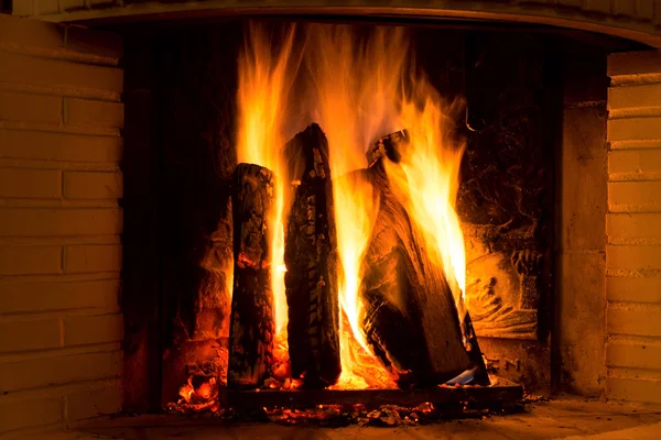 Quema de chimenea con leña — Foto de Stock