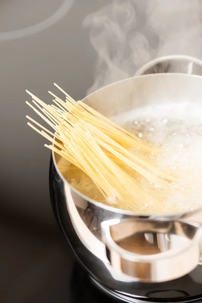 Pan spagetti ile yakın çekim — Stok fotoğraf