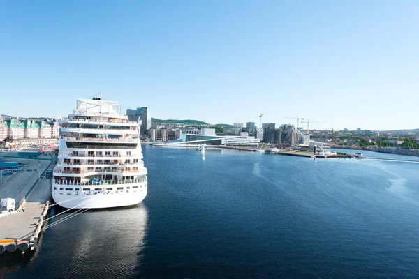 Opera House and cruise ship in Oslo — Stock Photo, Image
