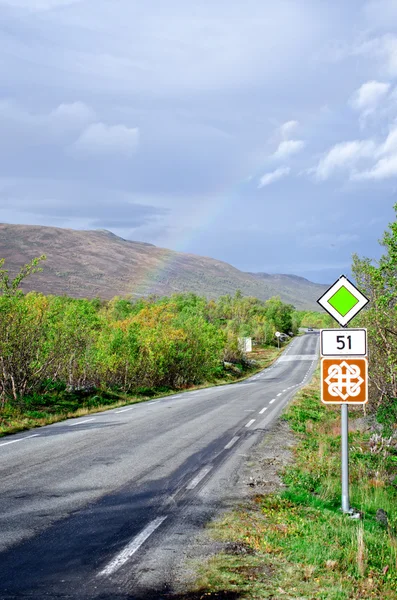 風光明媚な道路ノルウェーで 51 の虹 — ストック写真