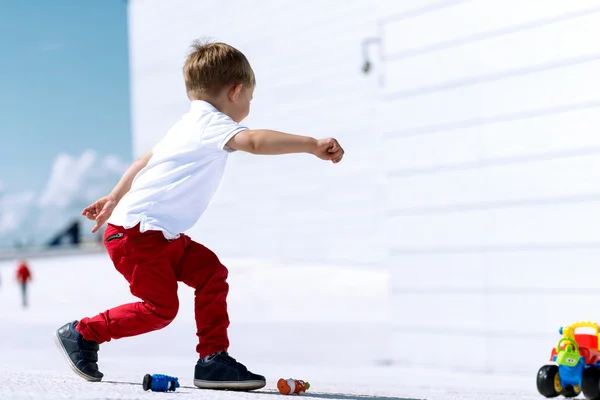 Маленький мальчик играет с игрушечной машиной — стоковое фото