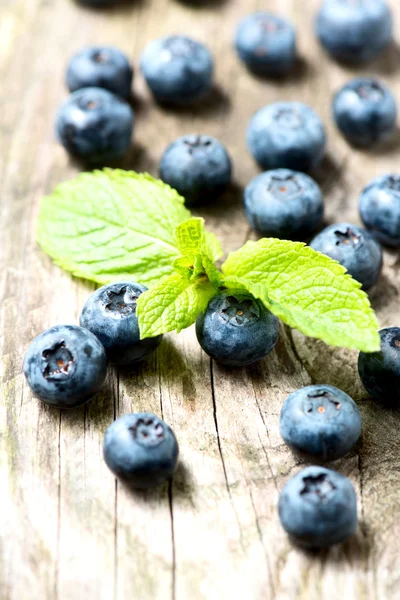 Blaubeeren auf Holzgrund — Stockfoto