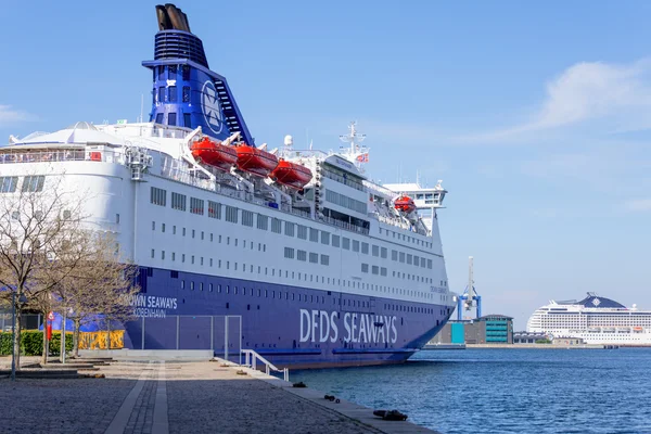 Dfd는 크라운 Seaways 코펜하겐 항구에 배 — 스톡 사진