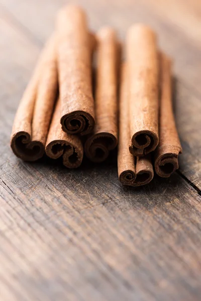 Cinnamon sticks on wooden background — Stock Photo, Image