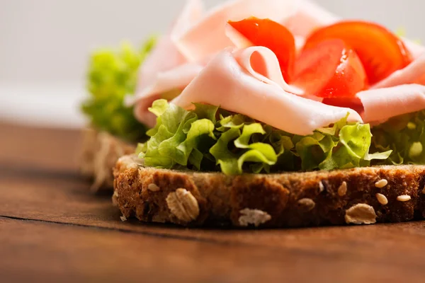Sandwich mit Schinken und Tomaten — Stockfoto