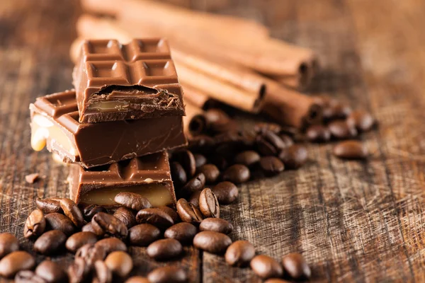 Chocolate candy bar with cofee beans — Stock Photo, Image