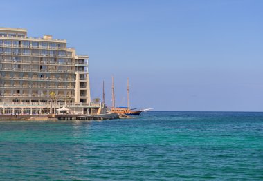 Gemi St Julians Bay girme