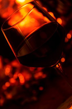 Bir kadeh kırmızı şarap.