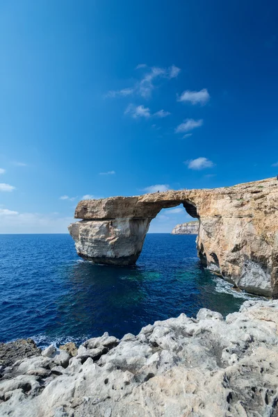 Azurblaue Fensterbildung auf Gozo — Stockfoto