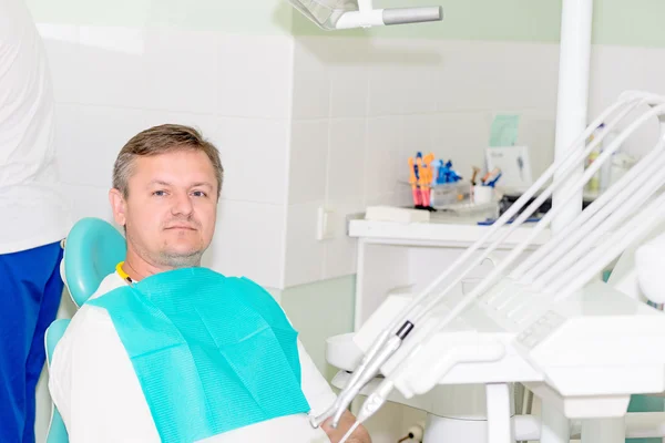 Homem no consultório do dentista — Fotografia de Stock