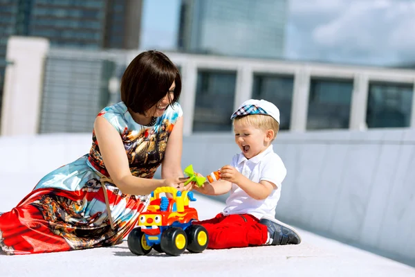 Mãe e filho brincando juntos — Fotografia de Stock