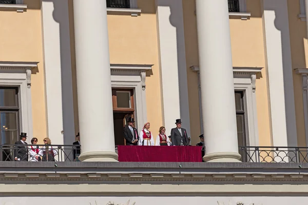 Koninklijke familie op balkon — Stockfoto