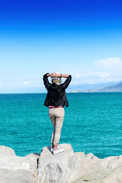 Vista trasera de una atractiva joven con sombrero — Foto de Stock