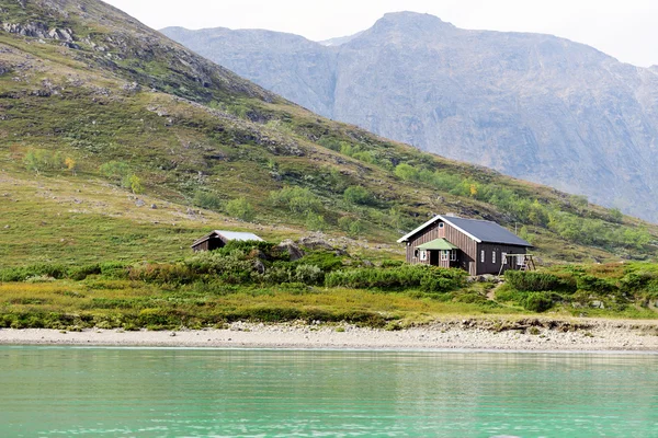 Casa na montanha na Noruega — Fotografia de Stock
