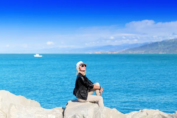 Blonde woman sunbathing — Stock Photo, Image