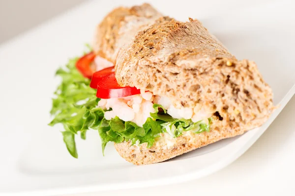 Sandwich met garnalen en groenten — Stockfoto