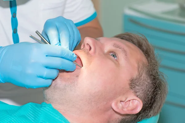 Dentista examina os dentes do paciente — Fotografia de Stock