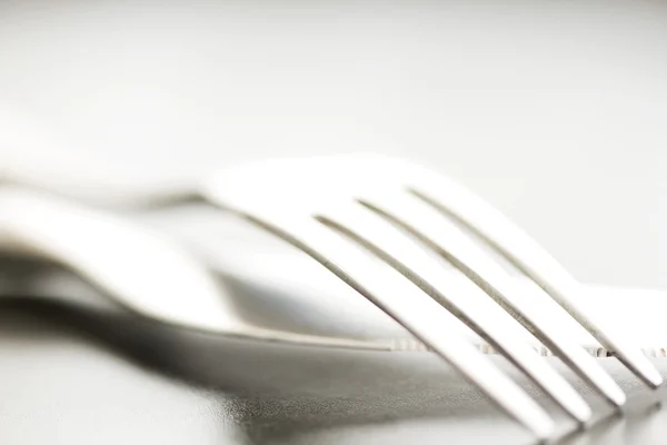 Vork en mes op een bord — Stockfoto