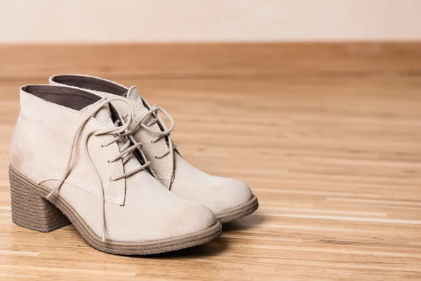 Damskie buty na podłodze — Zdjęcie stockowe