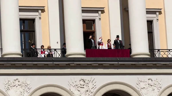 Королевская семья приветствует людей с балкона — стоковое фото