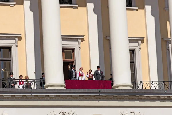 Familia real saludando a la gente desde el balcón — Foto de Stock