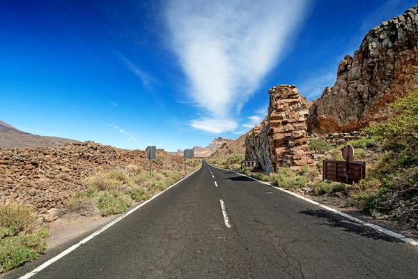Asfaltová silnice ve vysokých horách — Stock fotografie