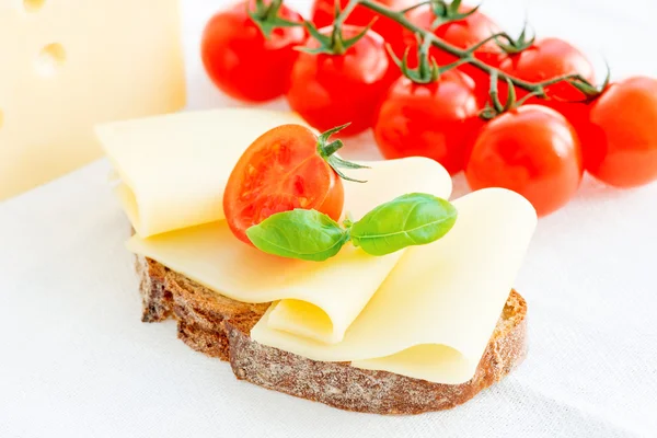 Сэндвич с помидорами и базиликом — стоковое фото