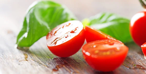 Tomate e folha de manjericão — Fotografia de Stock