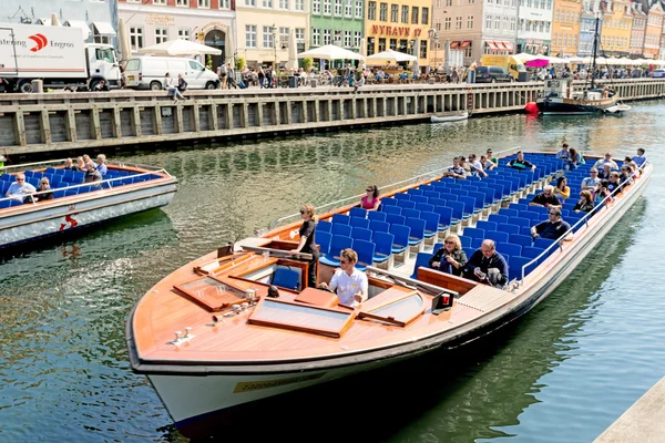 Nyhavn passeggiata con le navi — Foto Stock