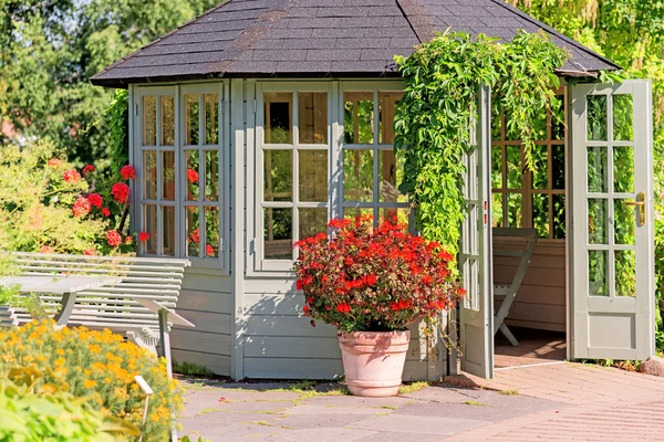 Buiten houten gazebo — Stockfoto