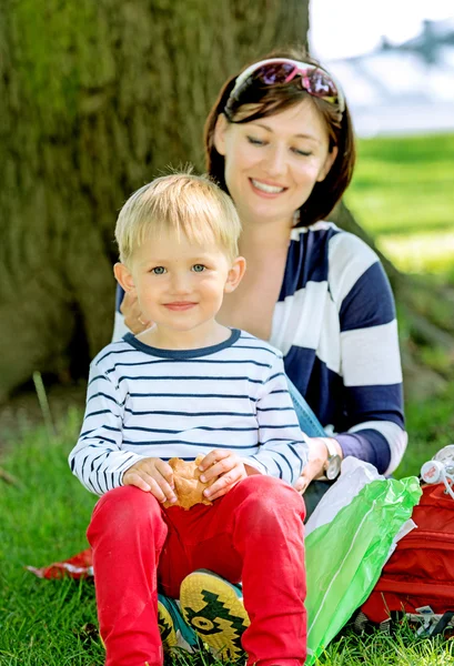 Mãe e filho no parque — Fotografia de Stock