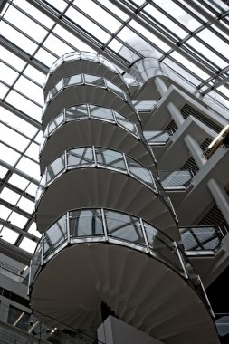 Sarmal merdiven yukarı