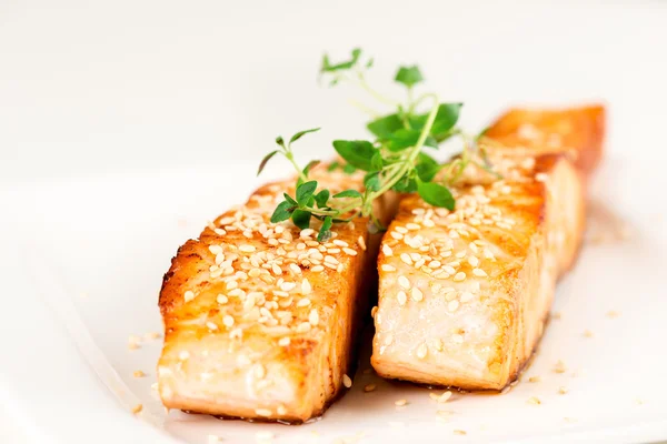 Gegrilde zalm en sesam zaden — Stockfoto