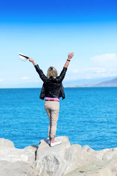 Attractive young woman over ocean — Stock Photo, Image