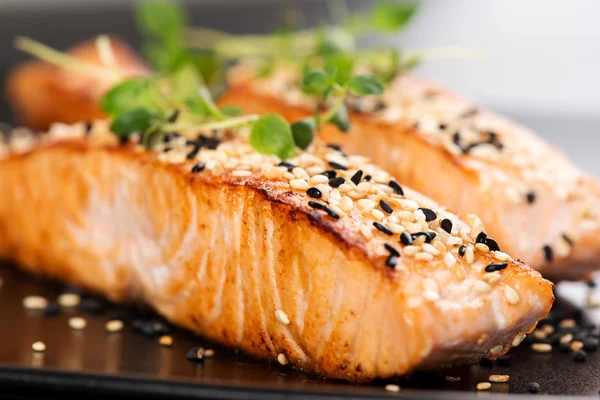 Grilled salmon and sesame seeds — Stock Photo, Image