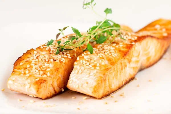 Grilled salmon and sesame seeds — Stock Photo, Image