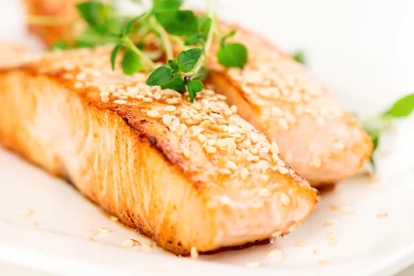 Grilled salmon and sesame seeds — Stock Photo, Image