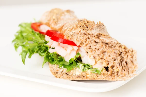 Garnaal sandwich op plaat — Stockfoto