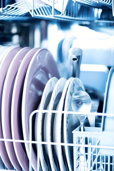 Utensílios de cozinha limpos em máquina de lavar louça — Fotografia de Stock