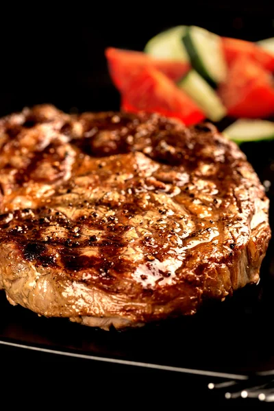 Grilled steak and vegetables — Stock Photo, Image