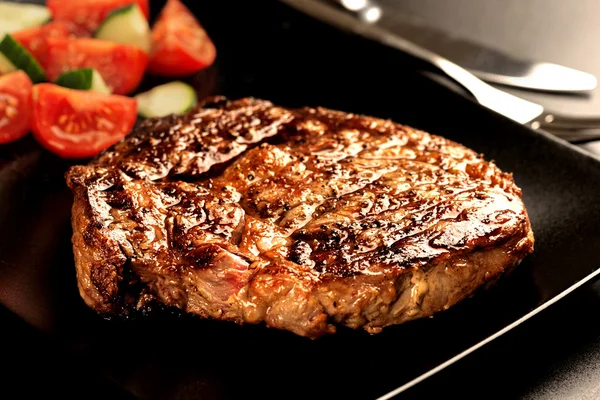 Steak grillé et légumes — Photo