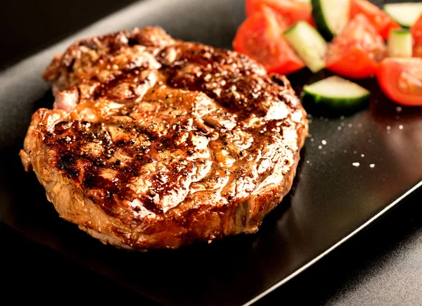 Steak grillé et légumes — Photo