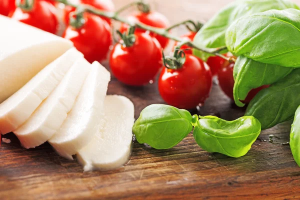 Pomodori alla mozzarella e macro basilico — Foto Stock