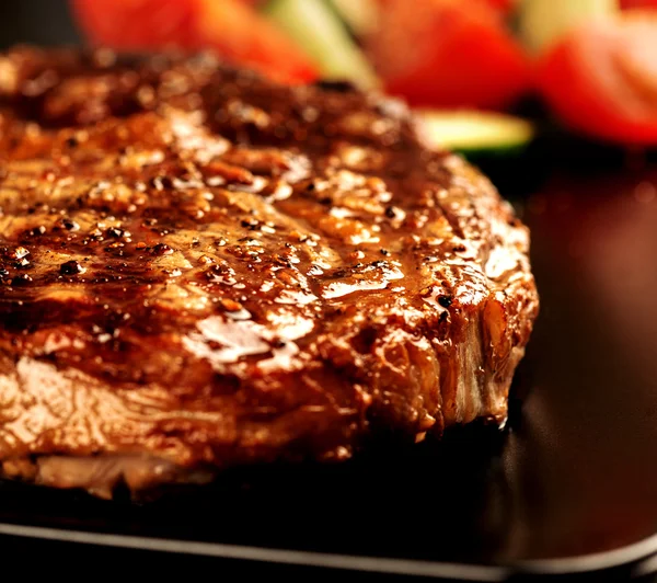 Steak grillé et légumes — Photo