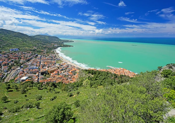 Panorámás kilátás nyílik a falu Cefalu és az óceán — Stock Fotó