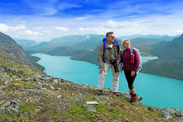 Backpackers på Besseggen ridge — Stockfoto