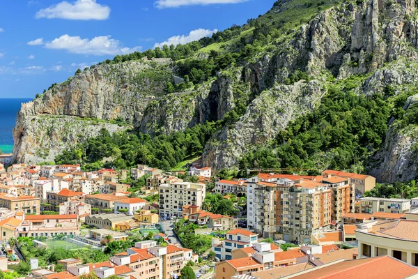 Cefalu Sicilya kuzey kıyısında bir şehir — Stok fotoğraf