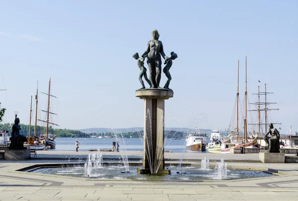 Lax på sten med basilika och citron — Stockfoto