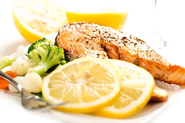 Grilled salmon and vegetables — Stock Photo, Image